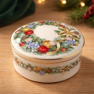 Mikasa White Ceramic Holiday Wreath Jewelry Trinket Box